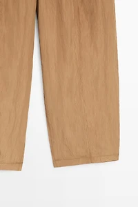 Lightweight barrel fit trousers