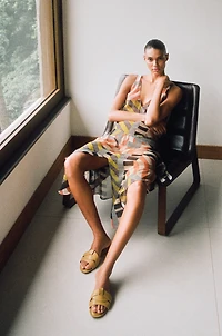 FLAT CROSSED-STRAP LEATHER SANDALS