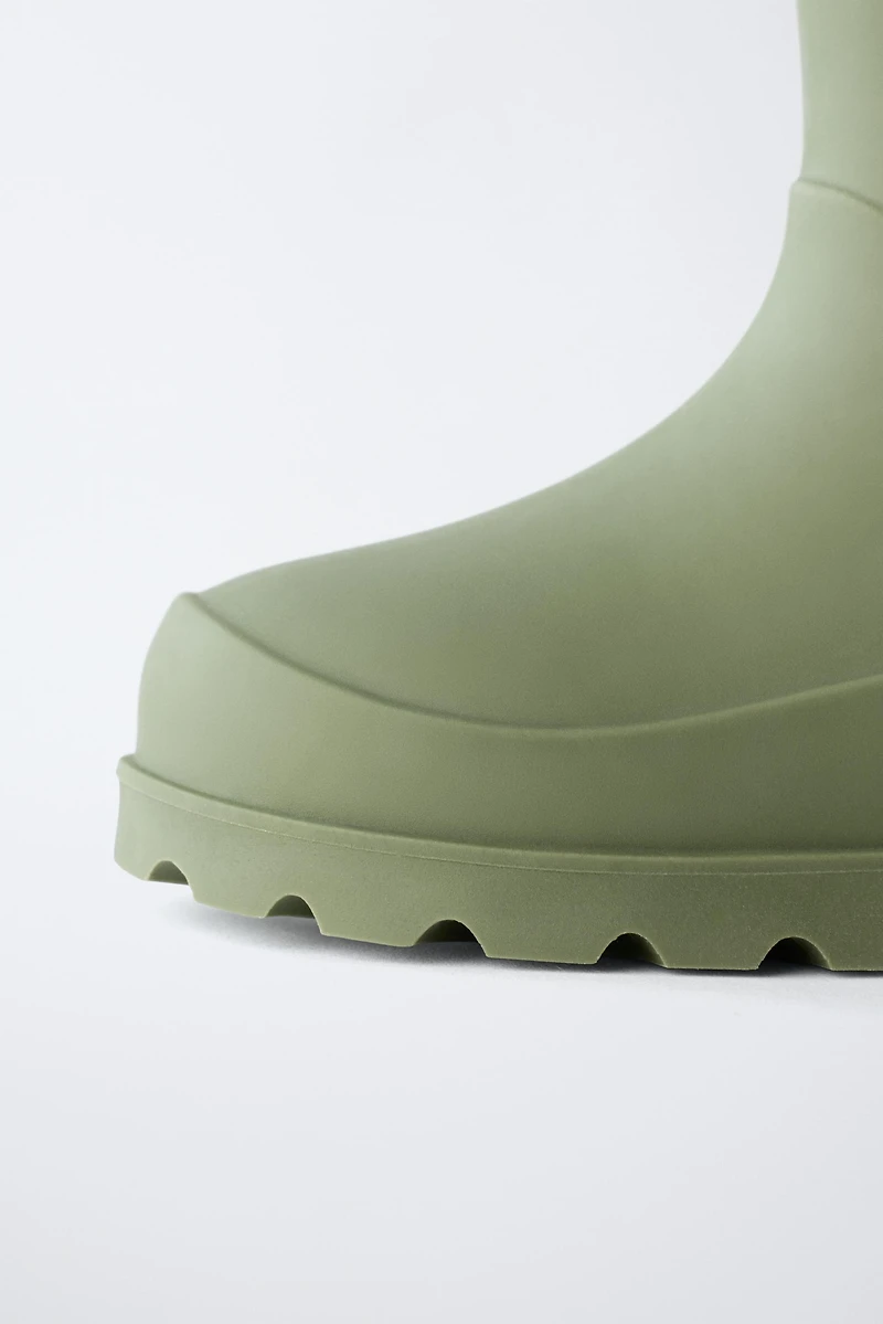 RAIN BOOTS