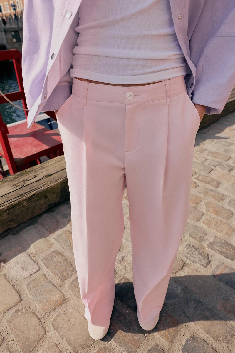 PLEATED CHINO PANTS