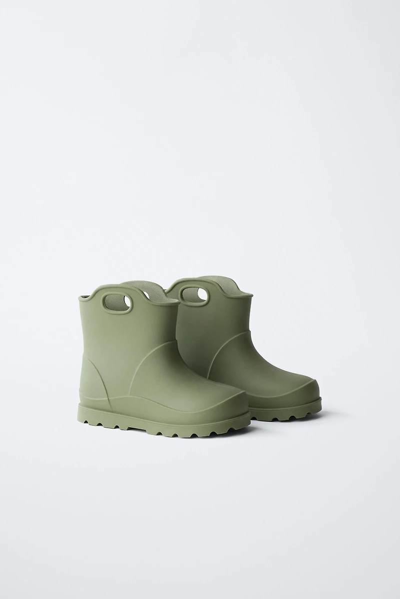RAIN BOOTS
