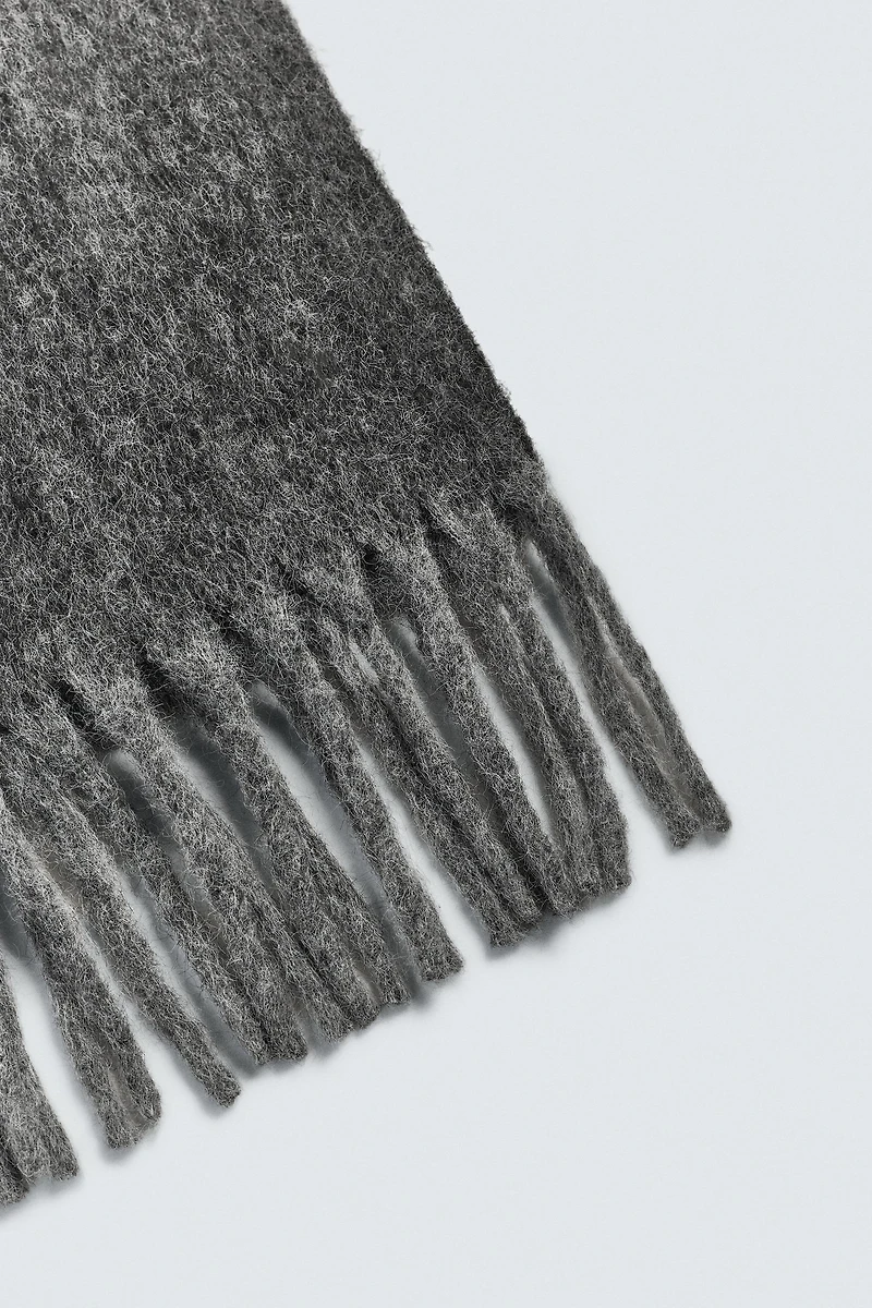 ÉCHARPE BROSSÉE À FRANGES