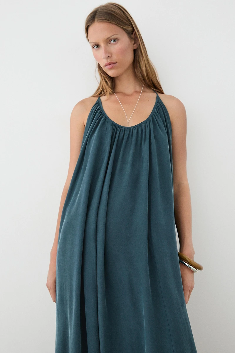 Robe midi froncée encolure