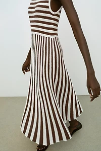ROBE LONGUE À RAYURES PLISSÉE TEXTURÉE