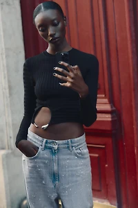 RIBBED KNIT TOP WITH APPLIQUÉ