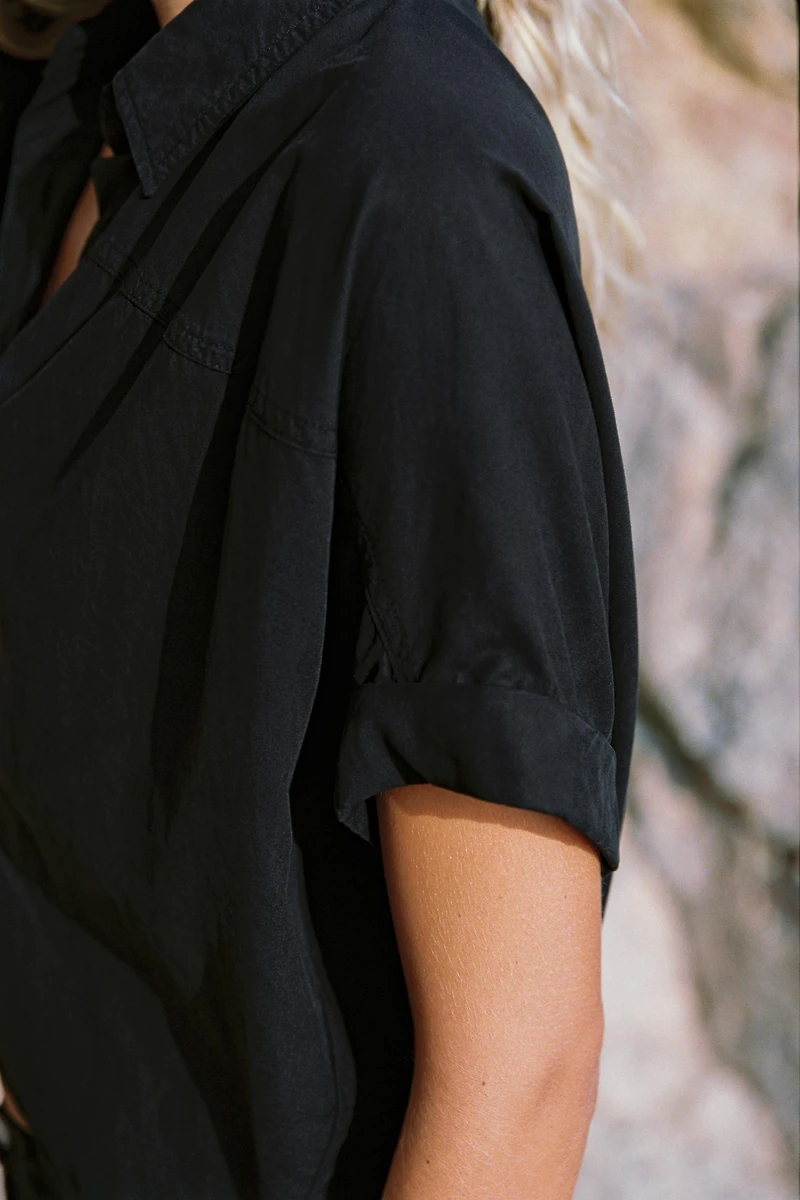 FLOWY SHORT SLEEVE SHIRT