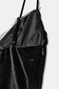 ROBE ASYMÉTRIQUE EN VELOURS ET DENTELLE