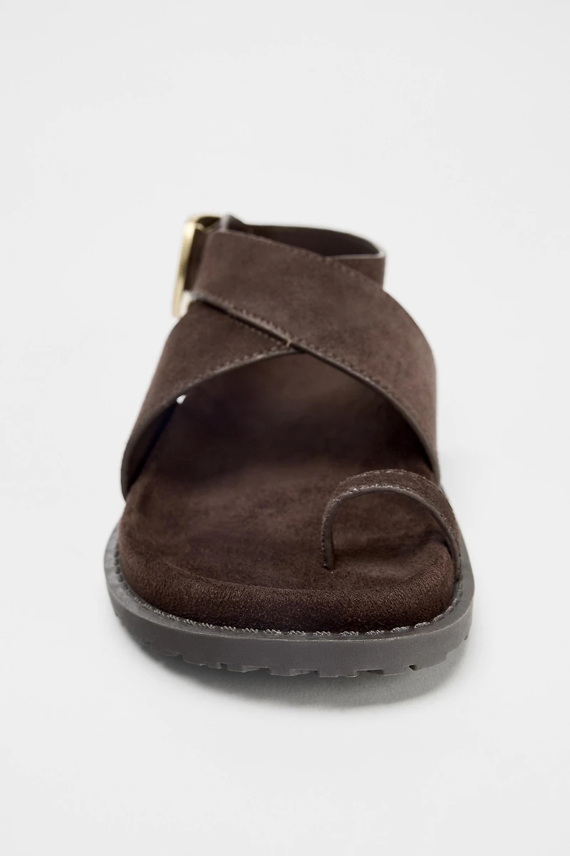 SUEDE TOE LOOP BUCKLE SANDALS
