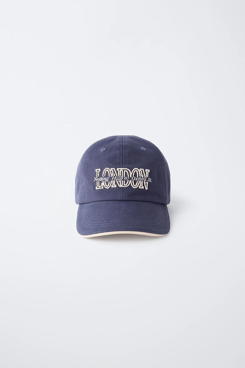 CASQUETTE UNIVERSITAIRE AVEC INSCRIPTION BRODÉE