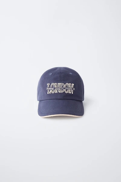 CASQUETTE UNIVERSITAIRE AVEC INSCRIPTION BRODÉE