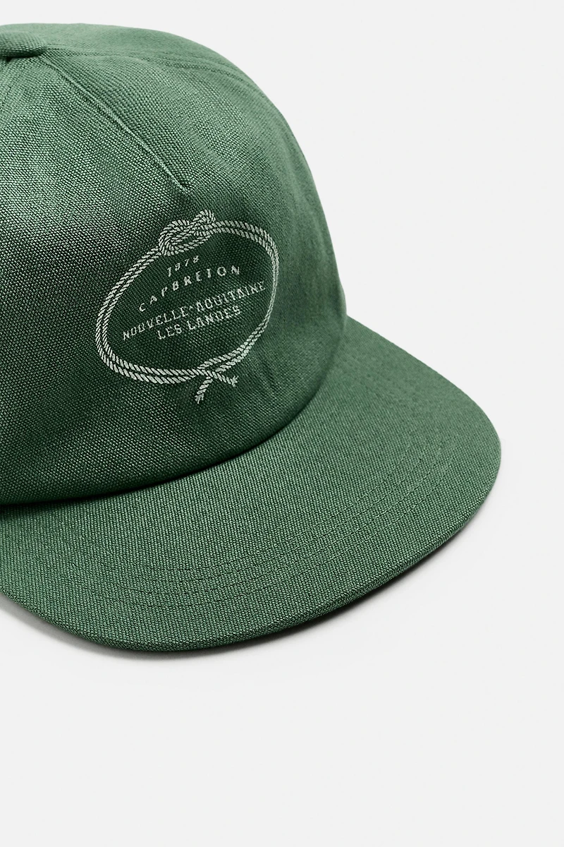 CASQUETTE DÉLAVÉE AVEC IMPRIMÉ COMBINÉ