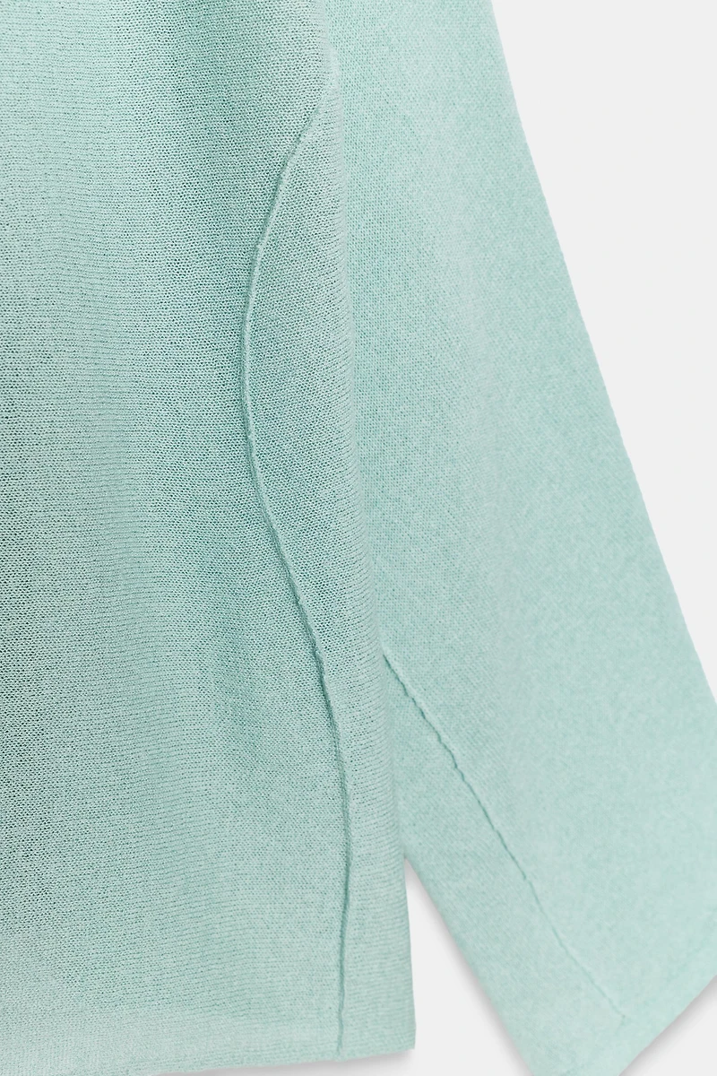PULL EN MAILLE AVEC OUVERTURES SUR MANCHES