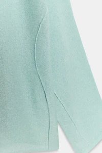 PULL EN MAILLE AVEC OUVERTURES SUR MANCHES