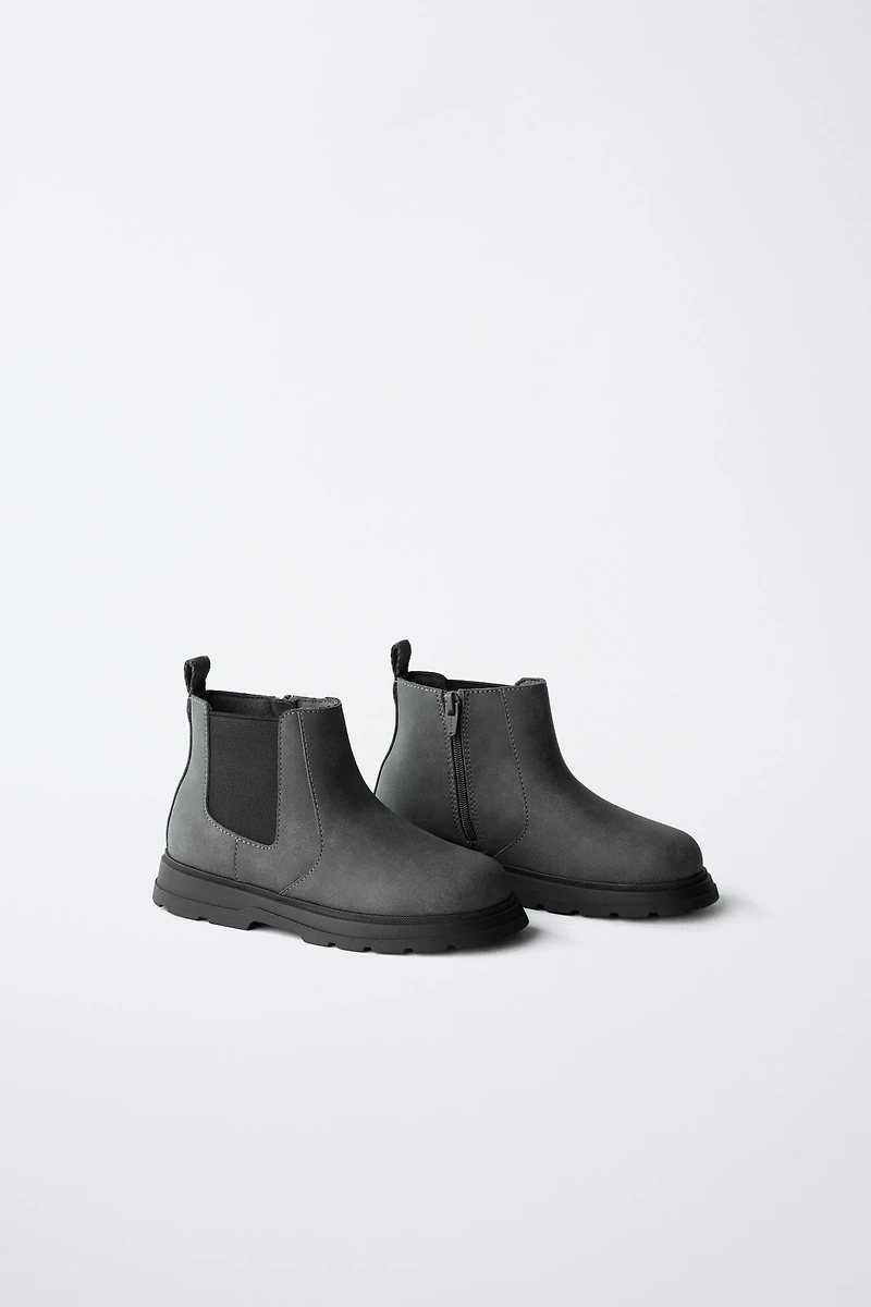 CHELSEA BOOTS