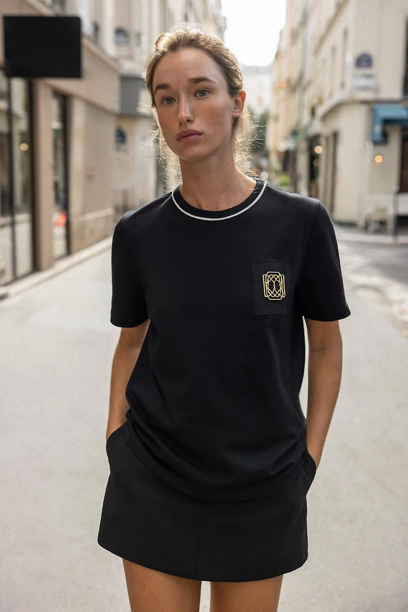 BROOCH DETAIL T-SHIRT
