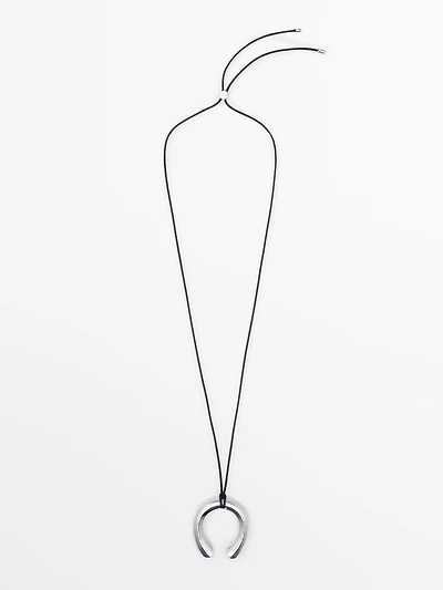 Necklace with horseshoe piece