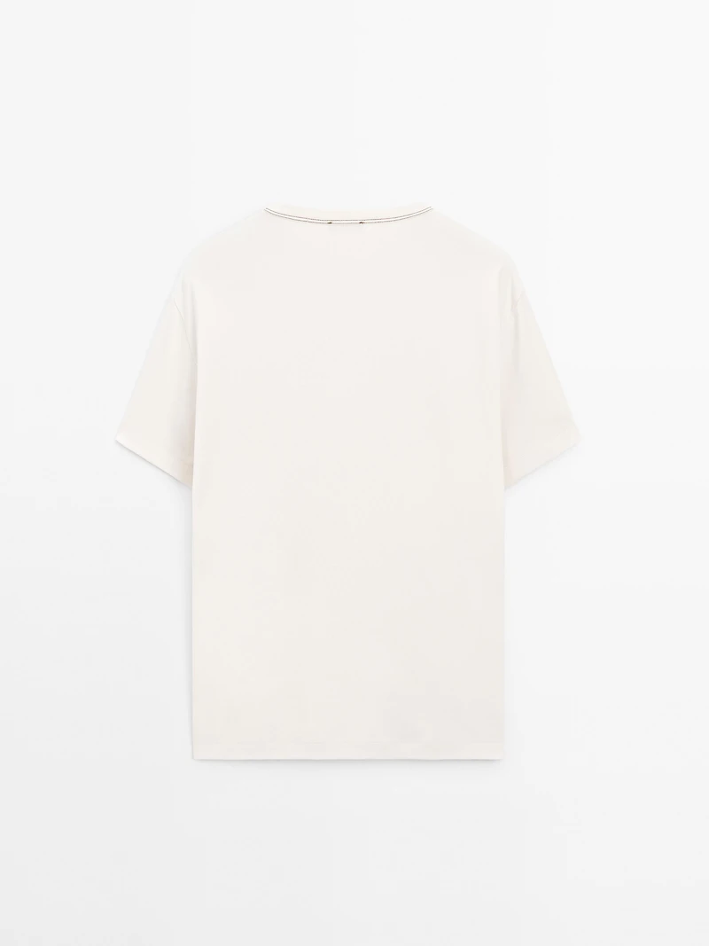 Short-sleeve T-shirt with contrast topstitching