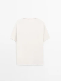 Short-sleeve T-shirt with contrast topstitching