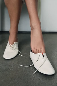 LEATHER LACE-UP LOW HEEL SHOES