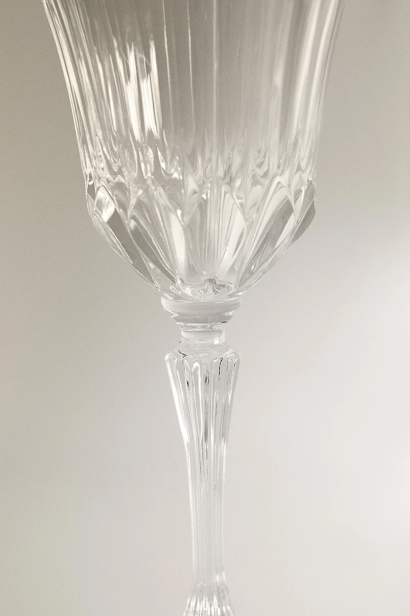 ENGRAVED-EFFECT CRYSTALLINE WINE GLASS