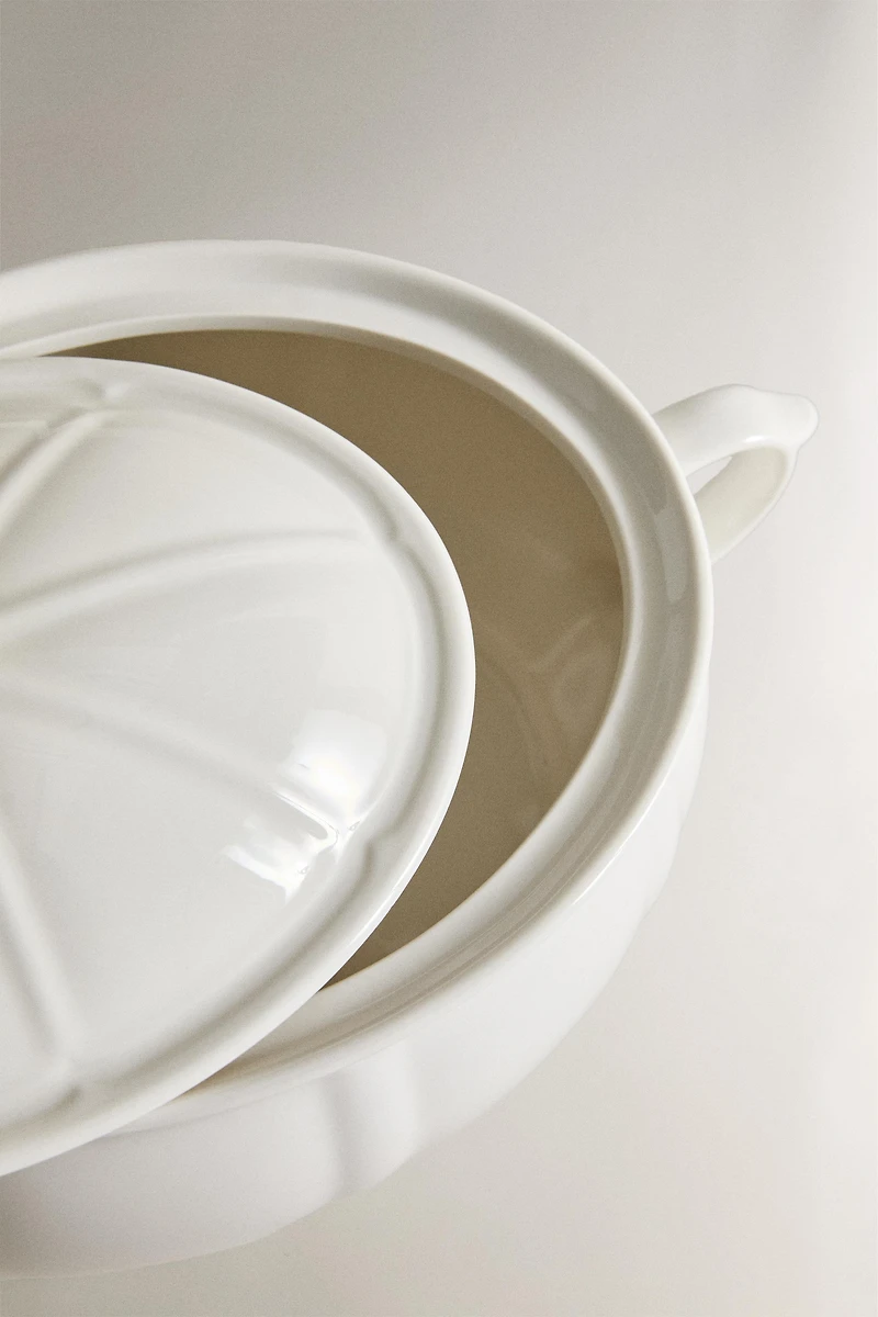 PORCELAIN TUREEN WITH A RAISED DESIGN
