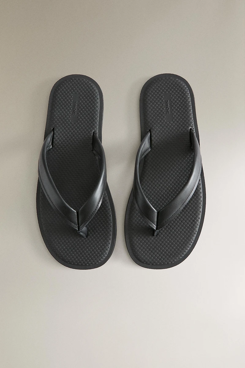 LEATHER TOE-STRAP SANDALS