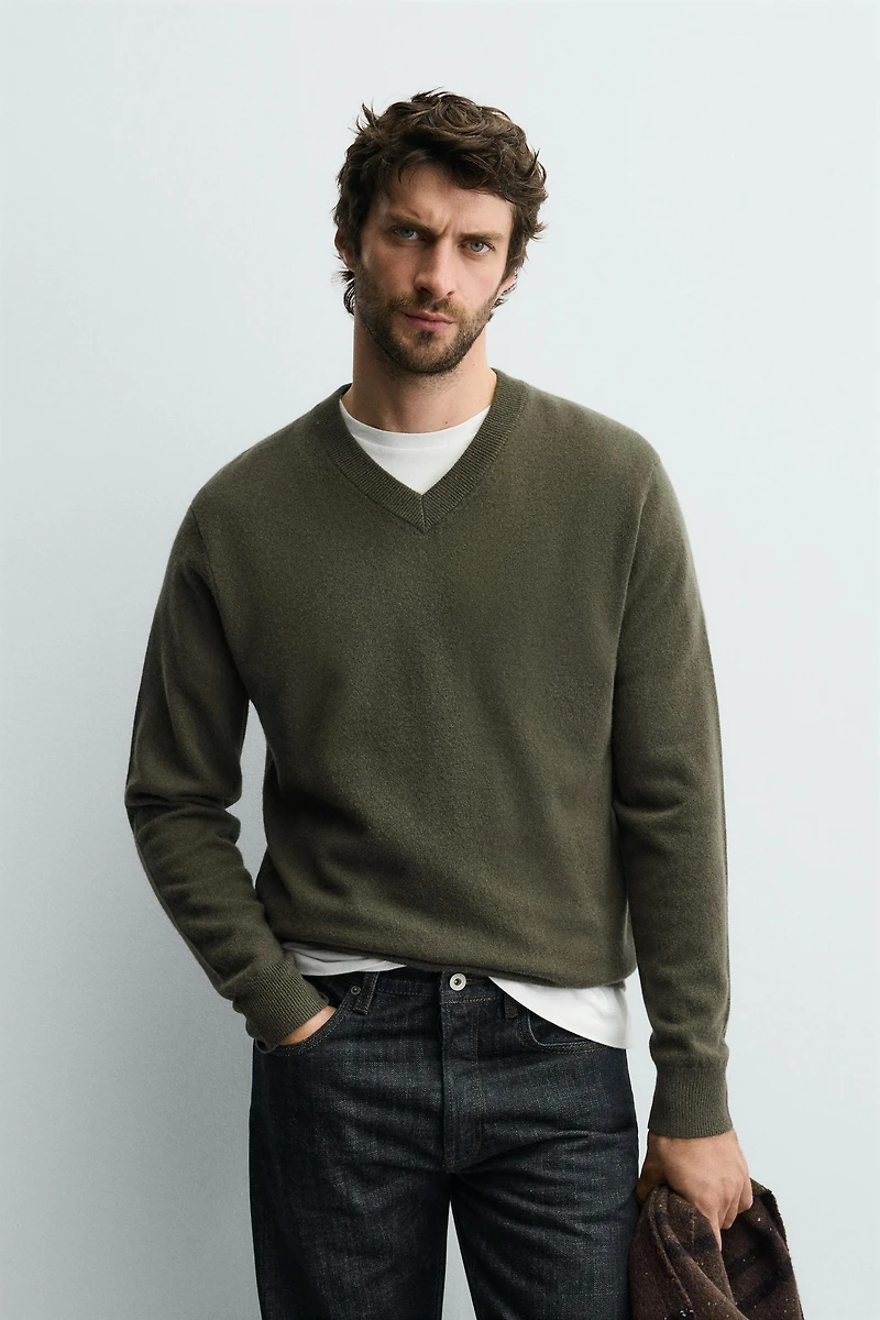 100% WOOL V-NECK JUMPER