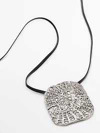 Collier médaillon texturé