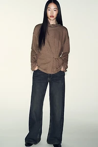 TOP DOUX AVEC DÉCOR MÉTALLIQUE