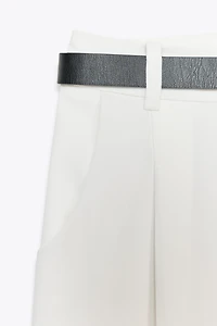 PANTALON À PINCES ET CEINTURE