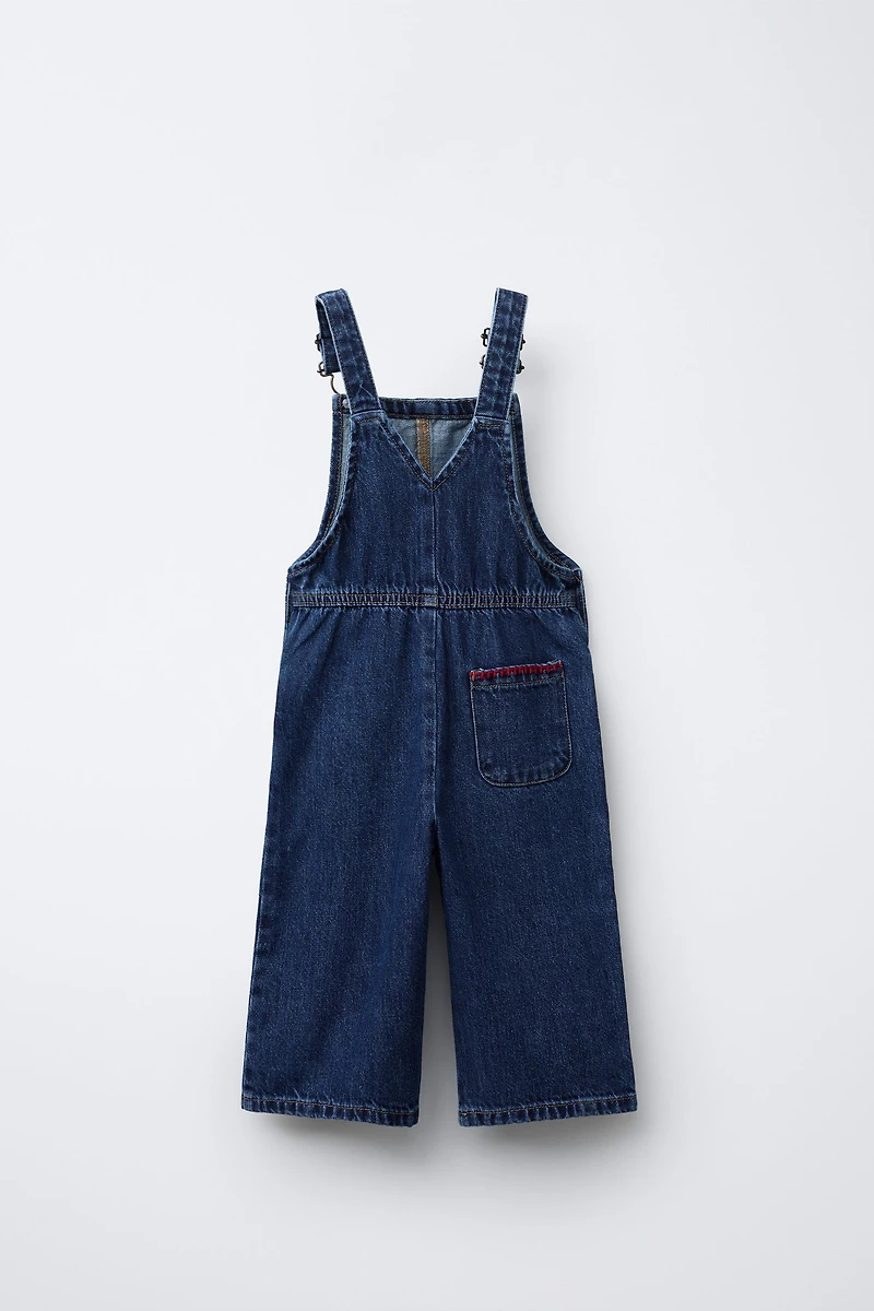 SALOPETTE EN JEAN BRODERIES CONTRASTÉES