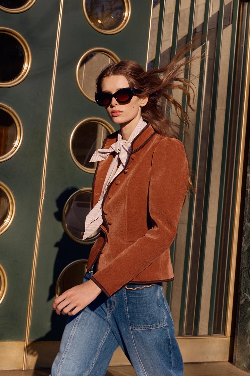 CONTRASTING TRIM BLAZER