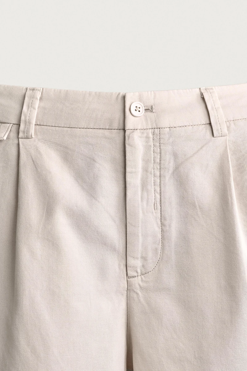 REGULAR FIT PLEATED SHORTS