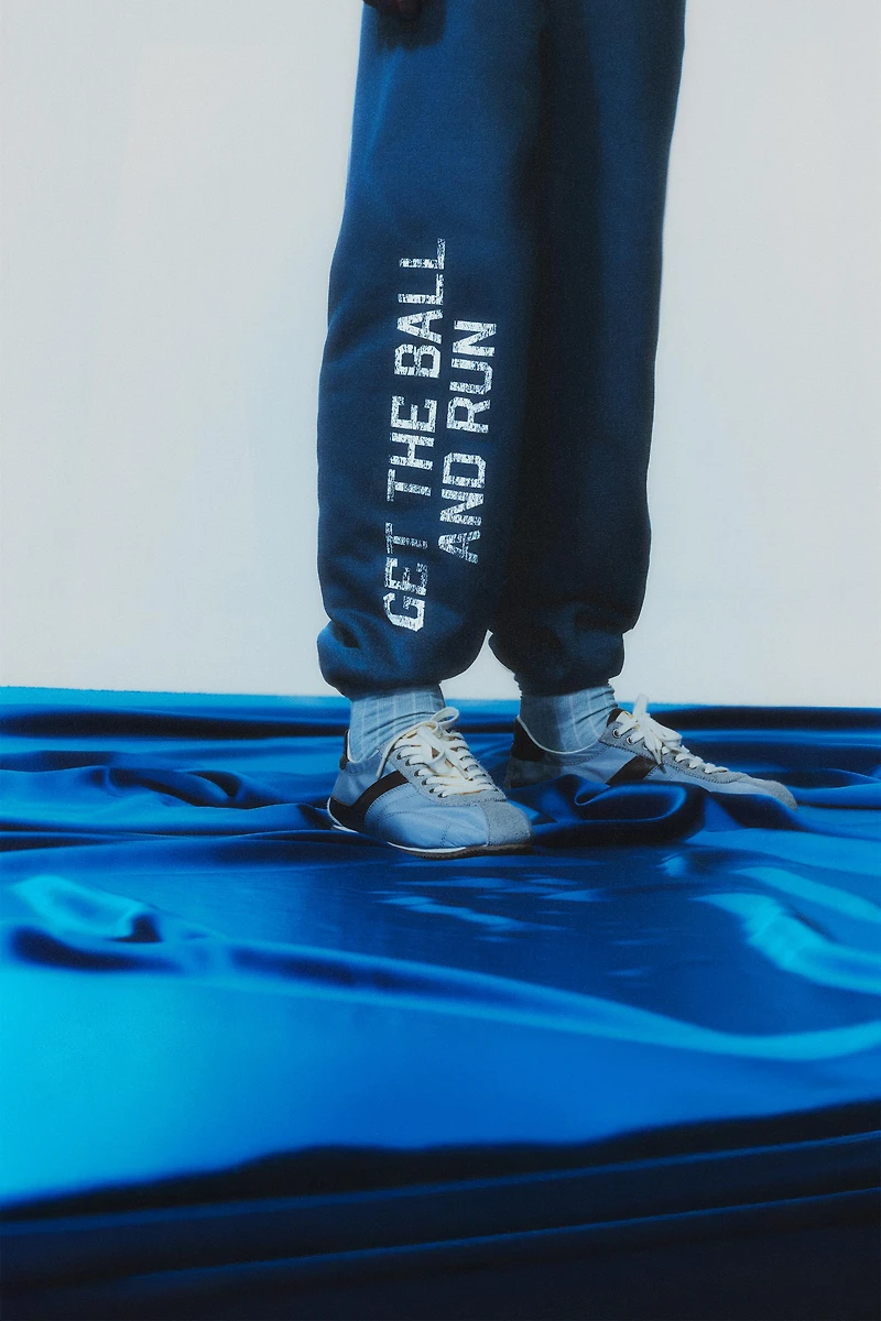 JOGGER PANTS WITH TEXT LABEL