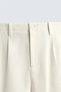 PLEATED WIDE FIT CHINO PANTS