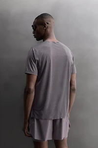 LIGHTWEIGHT STRUCTURED RUNNING T-SHIRT