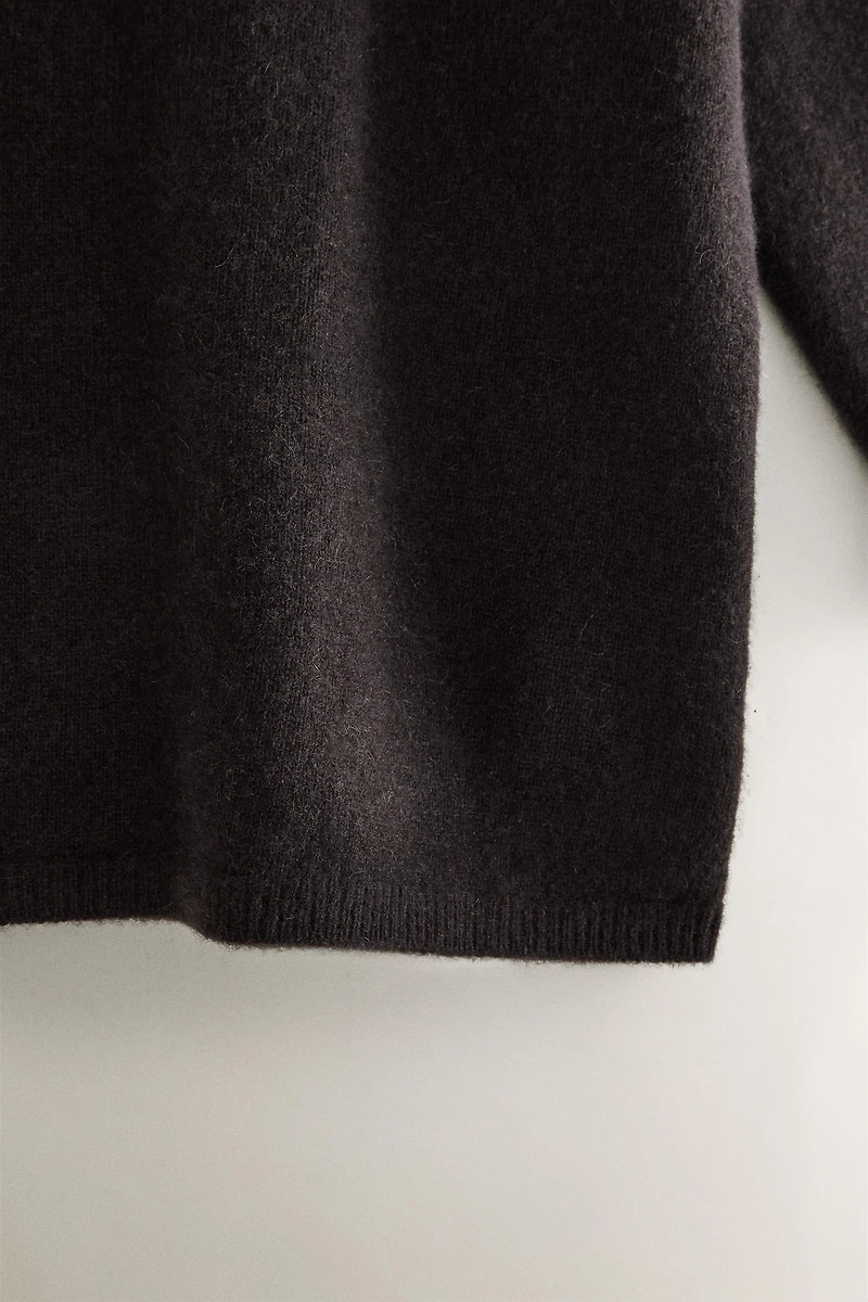 CASHMERE TURTLENECK SWEATER