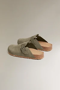 LEATHER CLOGS WITH BUCKLE