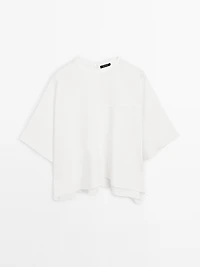 Short cape with seam details