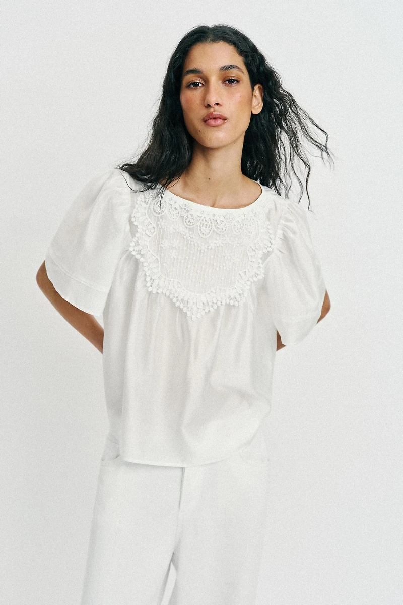 BLOUSE BRODÉE MANCHES COURTES