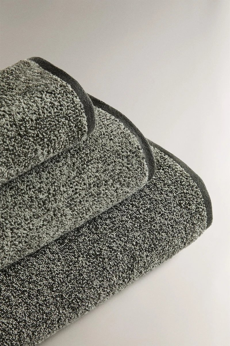 BATH TOWEL WITH A MELANGE-EFFECT
