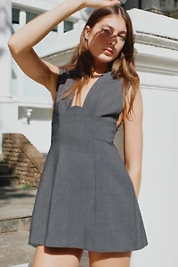 ROBE COURTE DÉCOLLETÉE