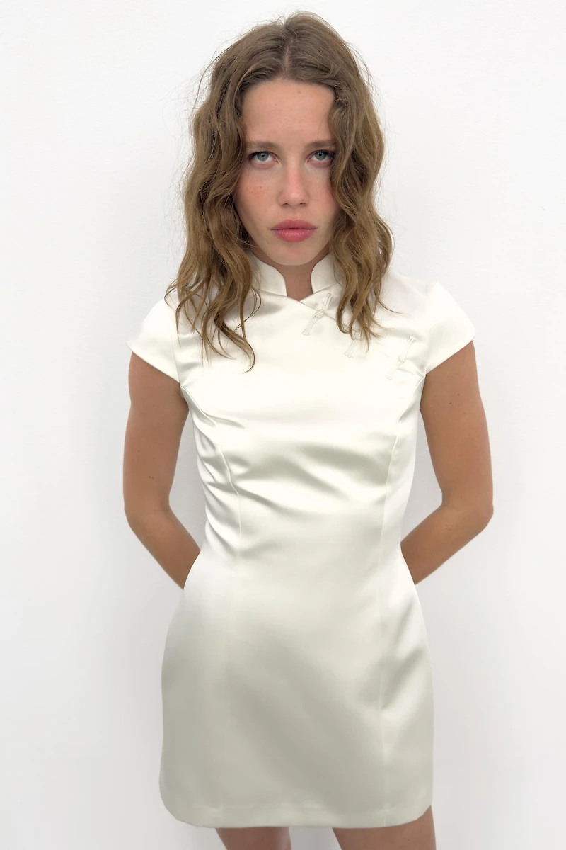 ROBE COURTE SATINÉE À BRANDEBOURGS
