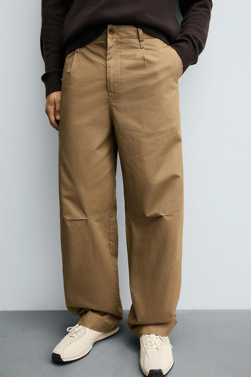 PANTALON CHINO COUPE DÉCONTRACTÉE À PLIS