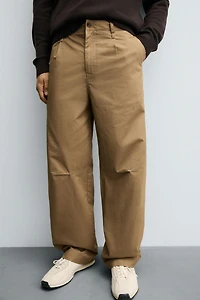 PANTALON CHINO COUPE DÉCONTRACTÉE À PLIS