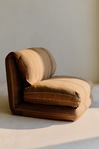 STRIPED FOLDABLE LOUNGE CHAIR