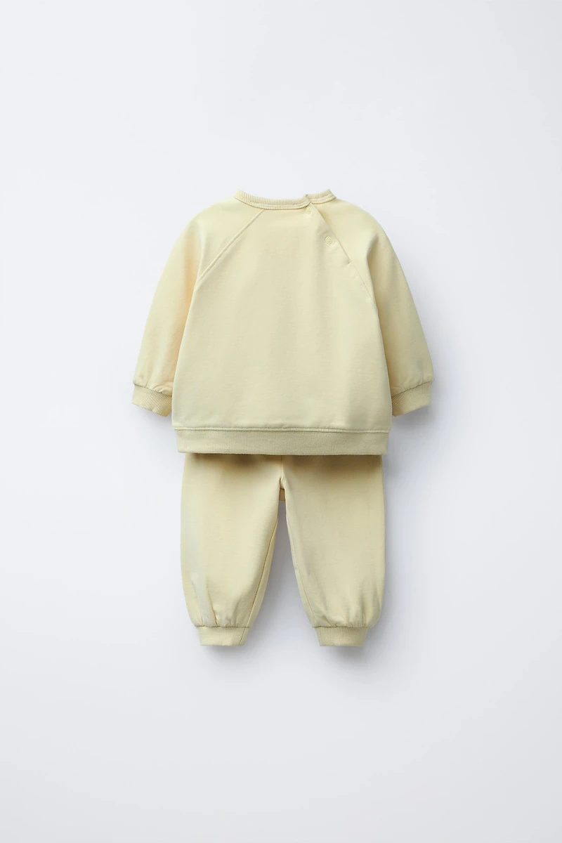 SWEATSHIRT AND JOGGER PANTS SET