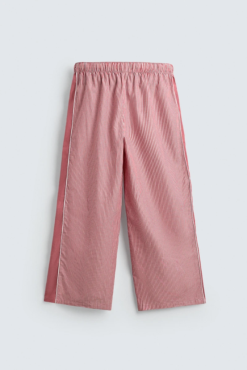 PANTALON À RAYURES ET BANDE EN CONTRASTE