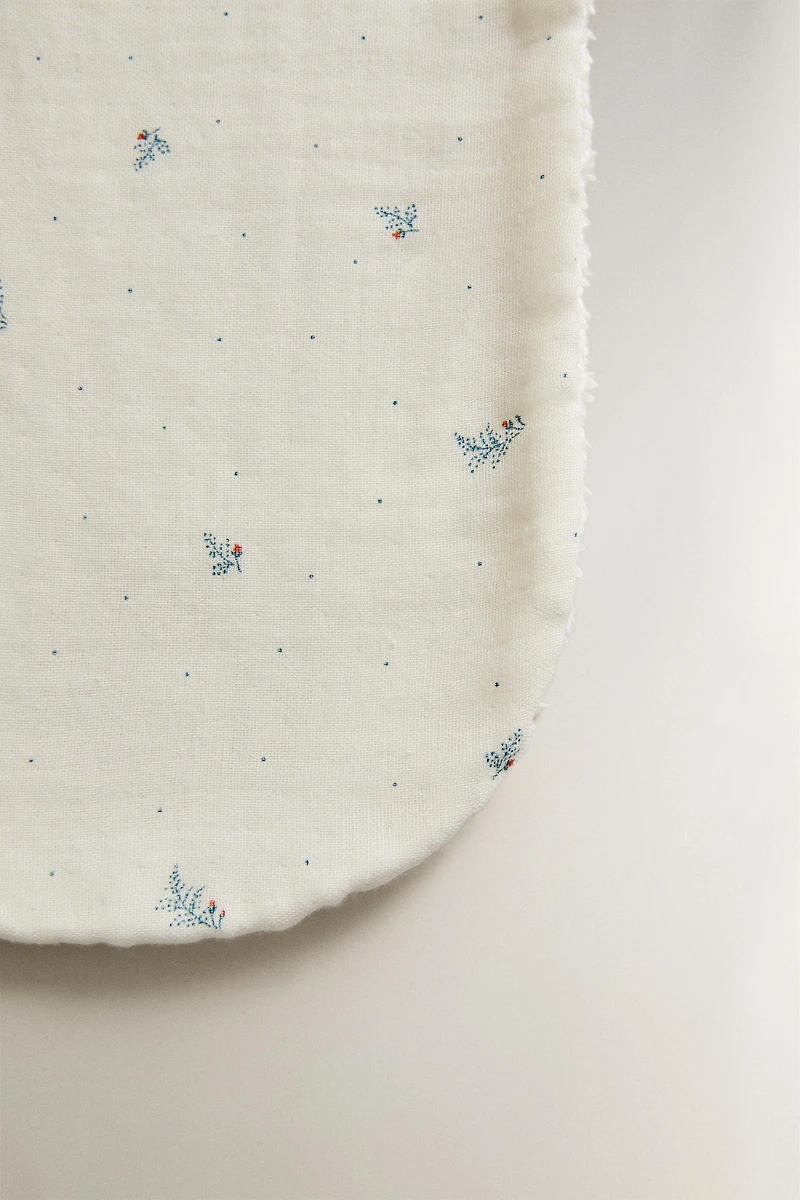 KIDS' SHOULDER BIB WITH FLORAL DESIGN