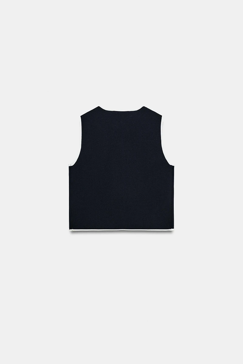 CONTRAST BUTTON KNIT TOP